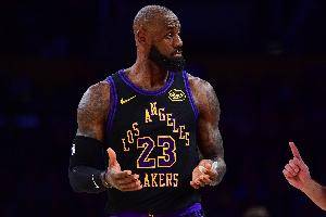 NBA高管：詹姆斯休赛期只有三个选择&mdash;&mdash;降薪留队、换队或退役
